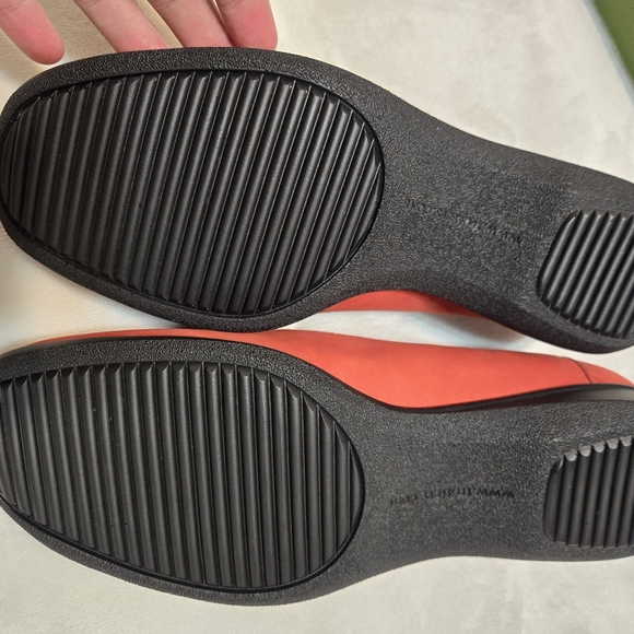 Trotters Jenn Laser Red Loafer Slip-on Shoes - Picture 4 of 7